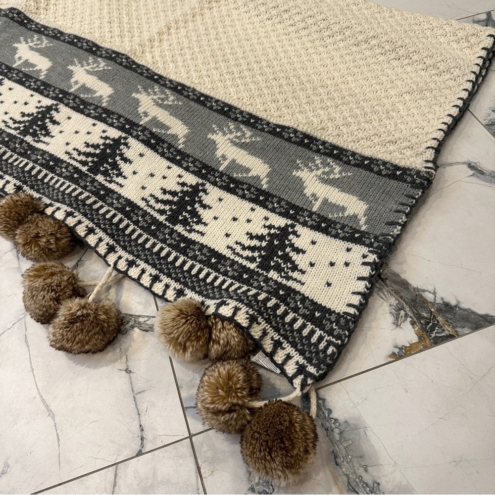 Pottery Barn Fair Isle Moose Knit Throw Blanket Faux Fur Pom Pom 50x60 - Picture 5 of 5
